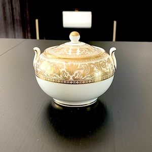 WEDGWOOD England Bone China  GOLD FLORENTINE W4219 Covered Sugar Bowl